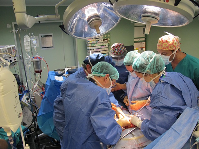 El hospital Doctor Negrín lleva a cabo cinco trasplantes y una donación de órganos