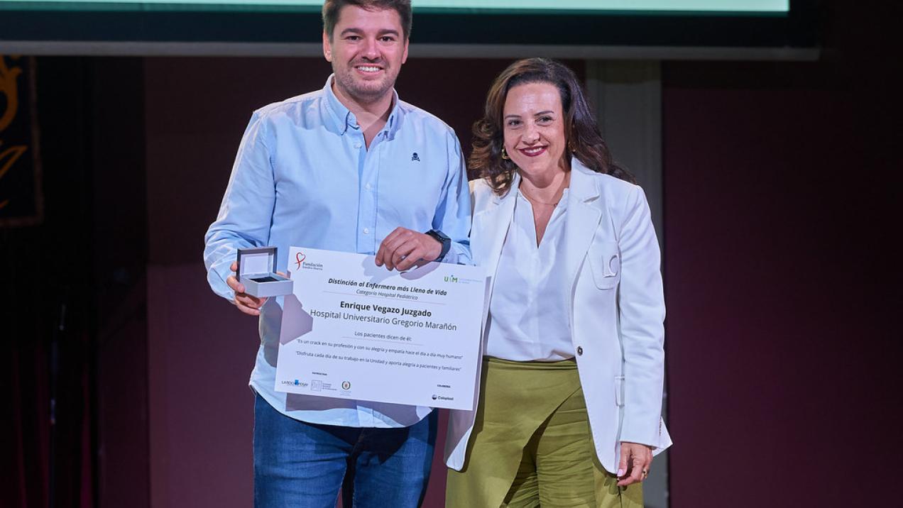 Dos enfermeros del Hospital público Gregorio Marañón reciben el premio ‘Dama de la Lámpara’
