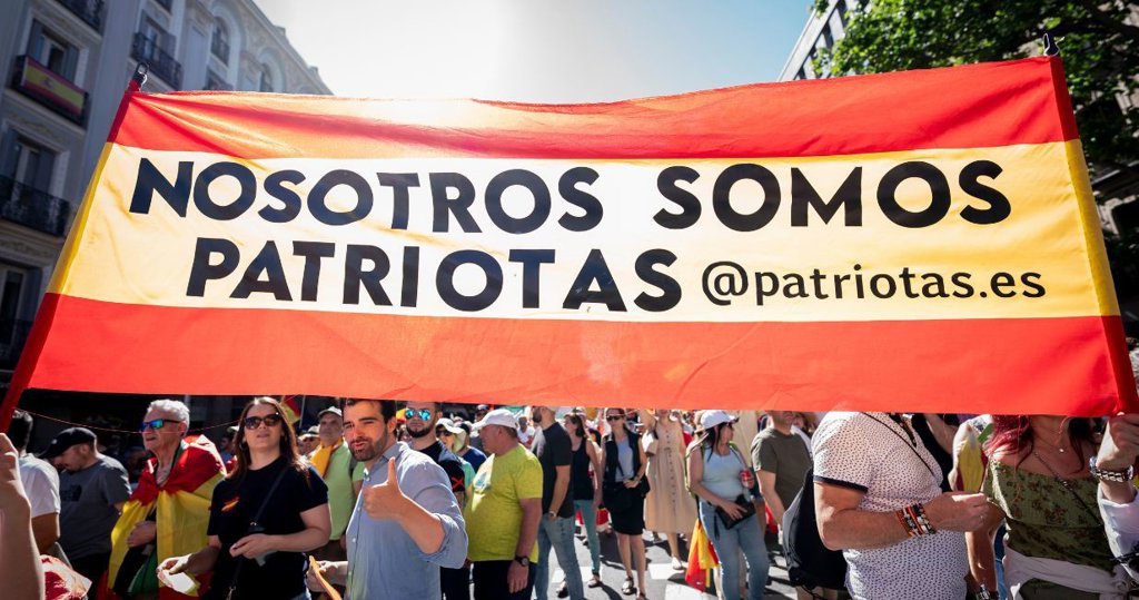 Miles de personas protestan en Madrid exigiendo la dimisión de Sánchez, Vox y PPSumar no