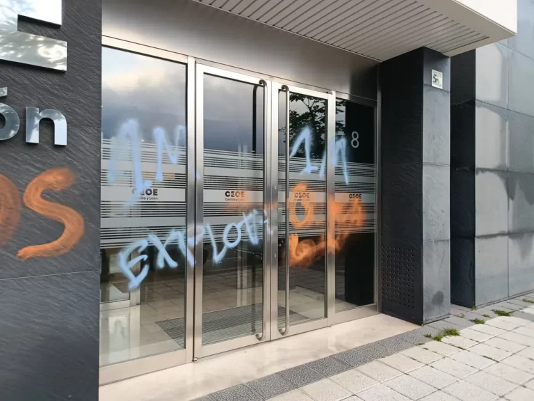 La sede de CEOE CyL en Valladolid despierta con pintadas que dicen "Traidores 1M" en su fachada