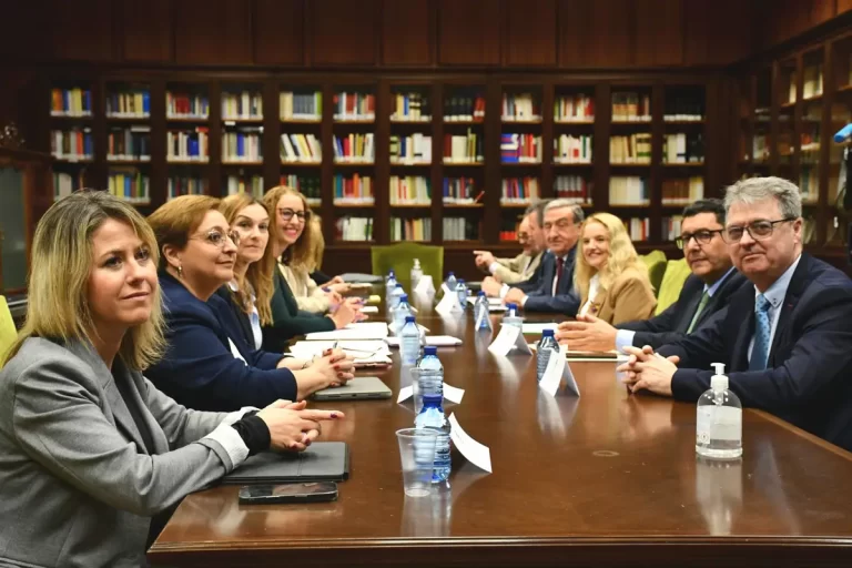 Castilla-La Mancha crea una comisión para coordinar protocolos de violencia de género entre