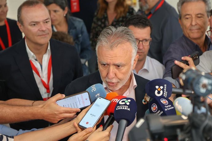 Archivo - El secretario general del PSOE Canarias y presidente del Gobierno de Canarias y candidato a la reelecci&oacute;n, &Aacute;ngel V&iacute;ctor Torres, ofrece declaraciones tras votar en el Centro de Atenci&oacute;n a Mayores, a 28 de mayo de 2023, en Arucas, Gran Canaria, La