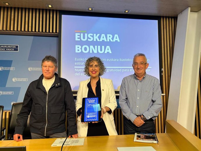 La vicelehendakari y consejera de Consejera de Cultura y Pol&iacute;tica Ling&uuml;&iacute;stica, Ibone Bengoetxea, el viceconsejero de Pol&iacute;tica Ling&uuml;&iacute;stica, Aitor Aldasoro, y del director general de HABE, Jokin Azkue, presentan 'Euskara Bonua'