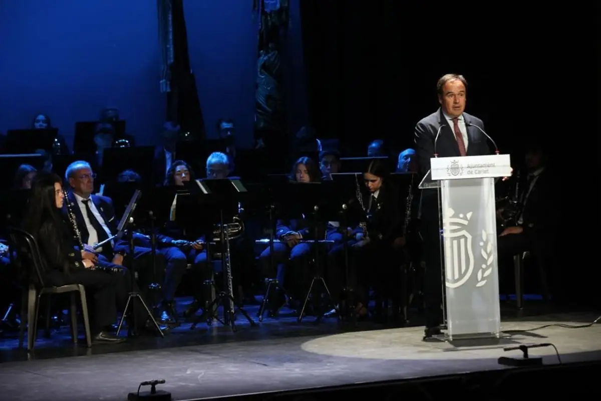 Llorca destaca que la reapertura del teatro 'El Siglo' trae de nuevo a Carlet "un monumento de la
