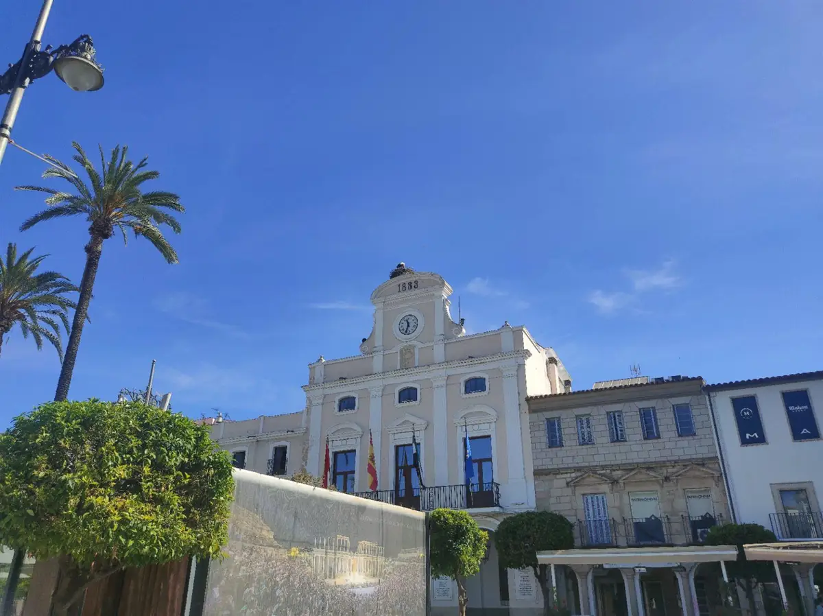El tiempo en Extremadura para hoy, viernes 1 de mayo de 2026, será soleado con algunas nubes.