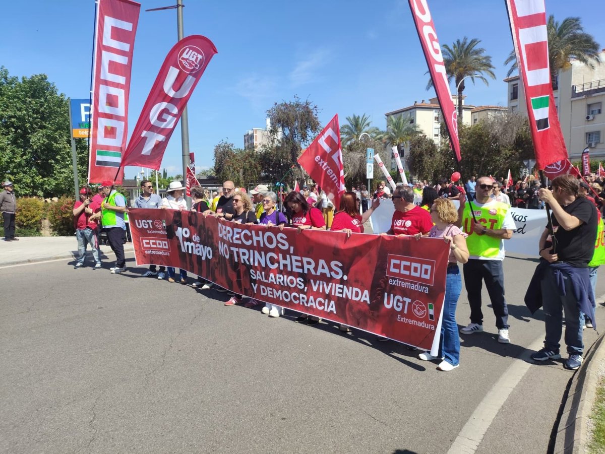 CCOO y UGT se manifiestan en Mérida el 1 de mayo para defender la democracia y oponerse al pacto