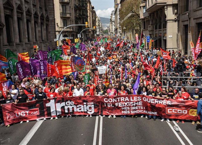Manifestantes durante la manifestación del 1 de mayo de CC.OO y UGT, a 1 de mayo de 2026, en Barcelona (Catalunya).
