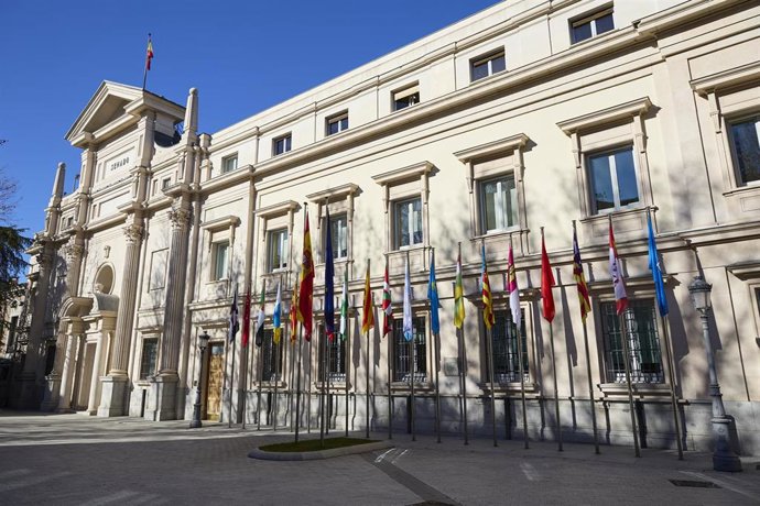 Archivo - Banderas de las Comunidades Aut&oacute;nomas frente a la fachada del Palacio del Senado, a 14 de enero de 2025, en Madrid (Espa&ntilde;a).