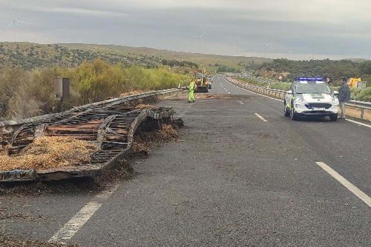 La A-66 en Mirabel (Cáceres) vuelve a abrirse al tráfico tras retirar un camión de paja