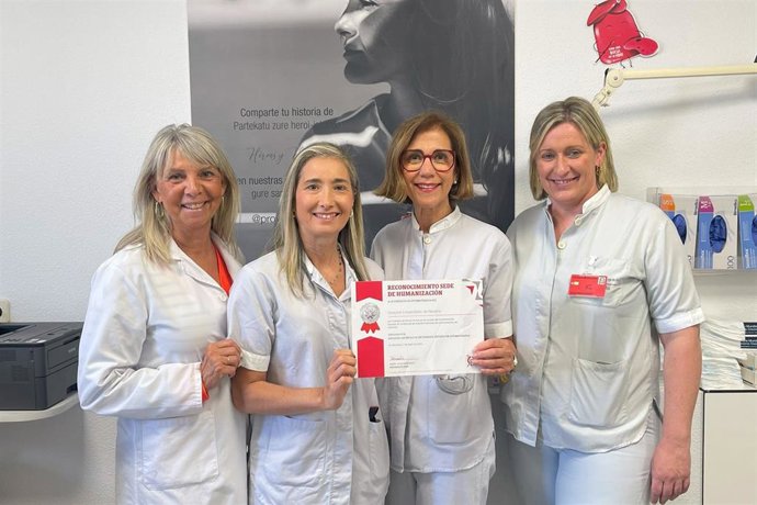 De izquierda a derecha: Mila Garc&iacute;a L&oacute;pez , jefa del &Aacute;rea de Cuidados en Consultas; Gemma Mu&ntilde;oz Carreiras, enfermera estomaterapeuta; Milagros Jurado Rum&iacute;, enfermera estomaterapeuta; e Itziar Iso Gayarre, jefa de la unidad de enfermer&iacute;a.