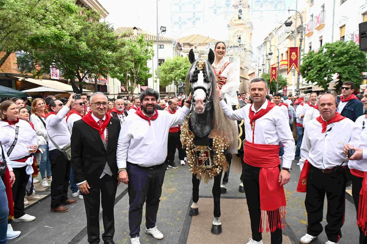 López Miras destaca que la Región de Murcia es "la capital del mundo" durante las fiestas de la