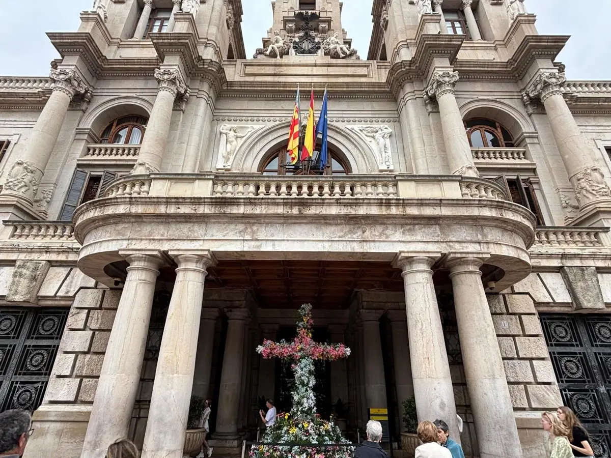 El Ayuntamiento de València coloca la Cruz de Mayo para celebrar el Día de las Madres y honrar a