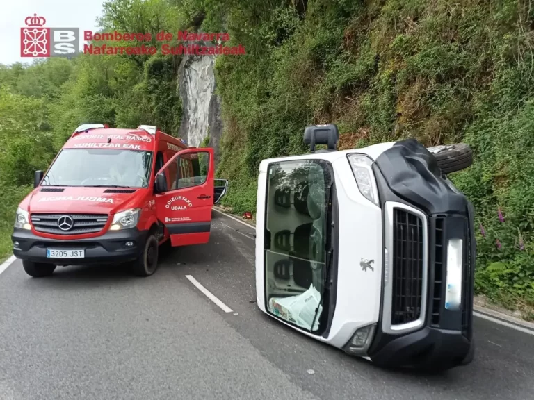 Un herido leve tras volcar una furgoneta en Arano al salirse de la vía
