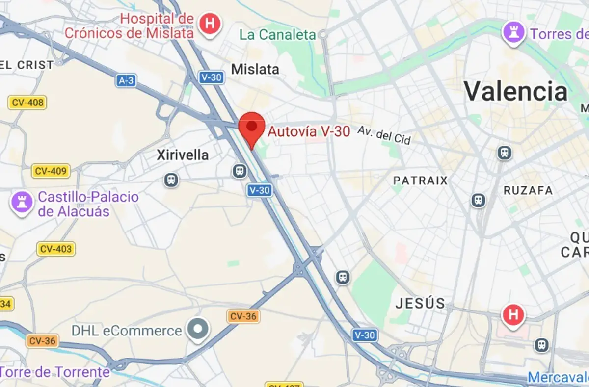 Un coche se desliza al río en la zona árida de la V-30, en Valencia, causando largas filas para