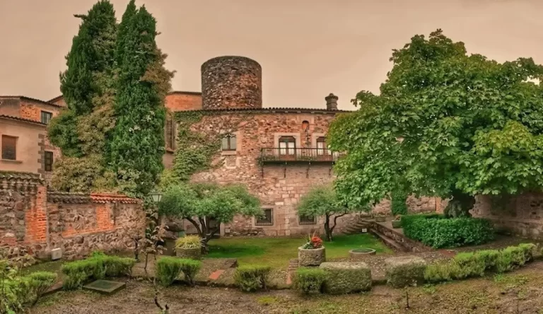 El Palacio Carvajal de Cáceres permanecerá cerrado hasta el lunes por el humo de un camión