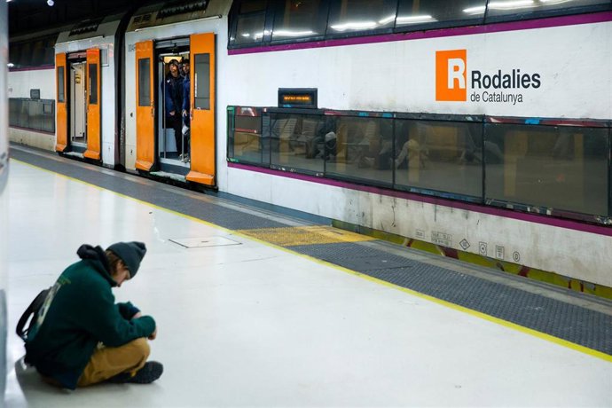 Archivo - Viajeros cogen un tren en la Estación de Sants (Barcelona).