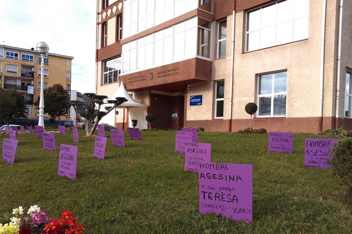 Carteles en Muskiz (Bizkaia) contra la violencia machista con nombres de mujeres asesinadas  (archivo)