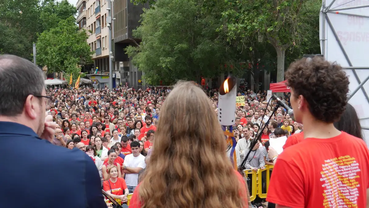La llegada de la flama del correllengua agermanat 2026 llena la plaza de España en Palma