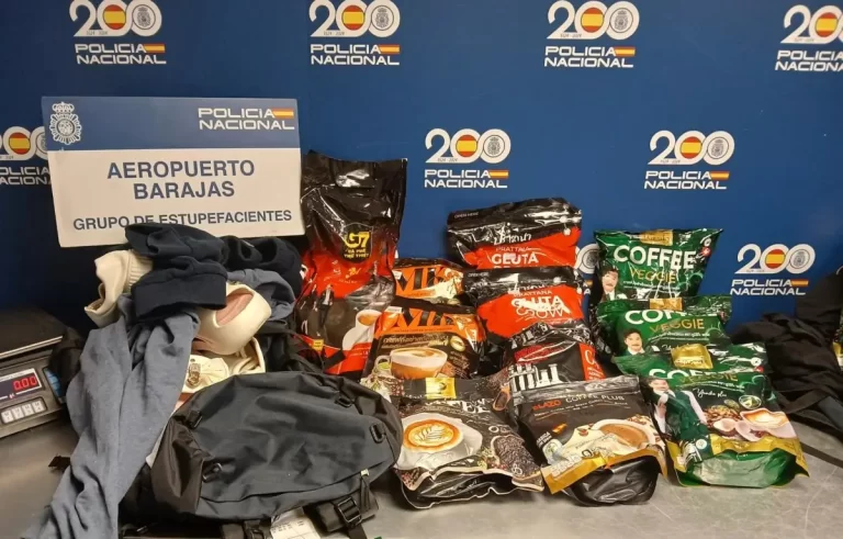 Dos arrestados en Barajas con 18 kilos de heroína escondidos en paquetes de café