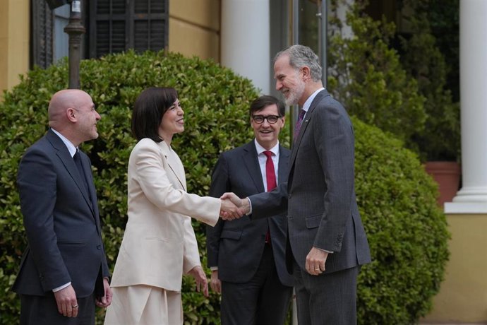 El Rey Felipe VI saluda a la ministra de Ciencia, Innovaci&oacute;n y Universidades, Diana Morant, junto al presidente de la Generalitat de Catalunya, Salvador Illa, y el delegado del Gobierno en Catalunya, Carlos Prieto.