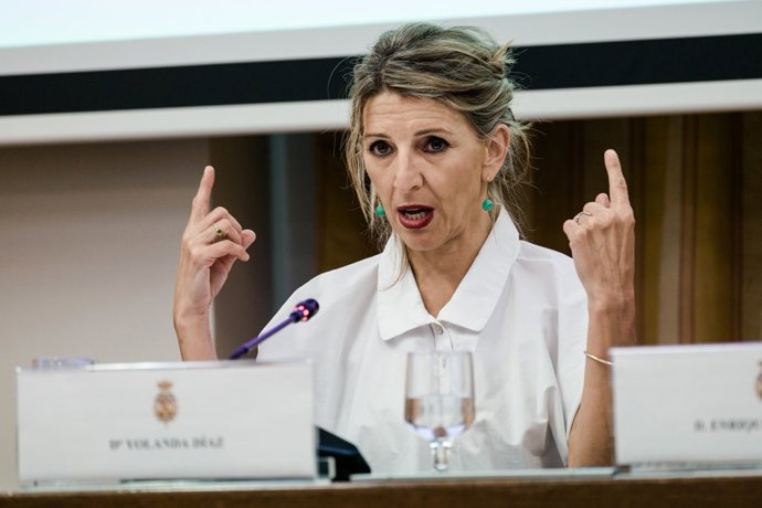 La vicepresidenta segunda y ministra de Trabajo y Economía Social, Yolanda Díaz, durante la inauguración de la Jornada Inteligencia artificial y el futuro del trabajo, en el Congreso de los Diputados, a 4 de mayo de 2026, en Madrid (España).