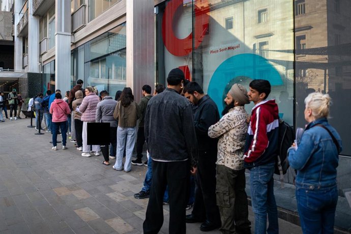 Varias personas hacen cola en una oficina de atenci&oacute;n al ciudadano, a 20 de abril de 2026, en Barcelona, Catalu&ntilde;a (Espa&ntilde;a)