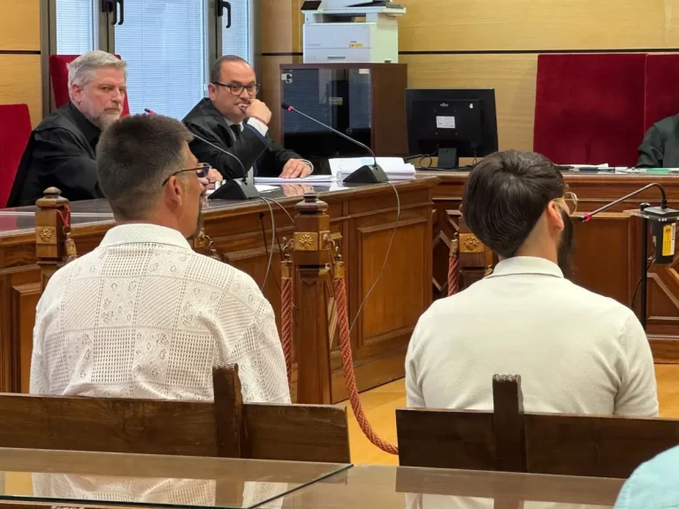 Los imputados por intentar agredir a una mujer con una katana niegan los cargos, mientras la