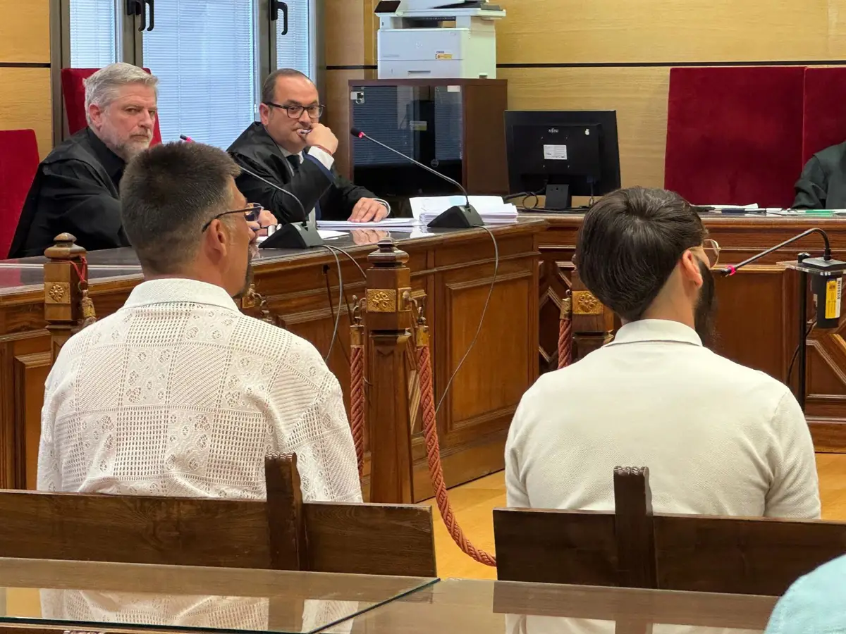 Los imputados por intentar agredir a una mujer con una katana niegan los cargos, mientras la