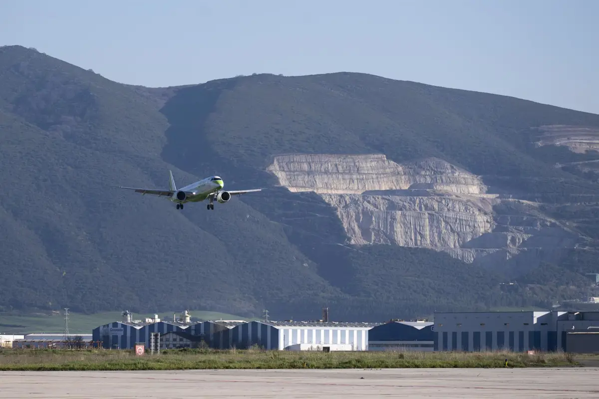 El Gobierno foral lanza una licitación de 5 millones para mejorar la conectividad del aeropuerto