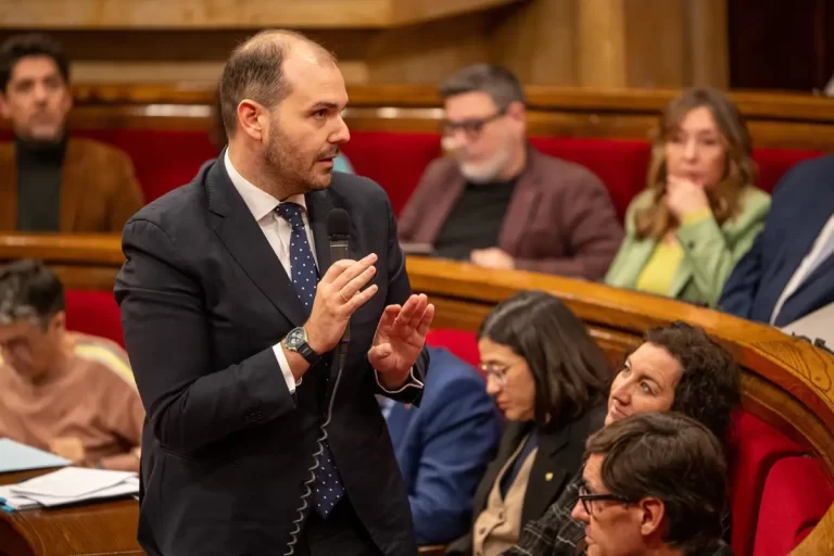 La Generalitat considera adecuada la escala del crucero con hantavirus en Canarias y pide prudencia