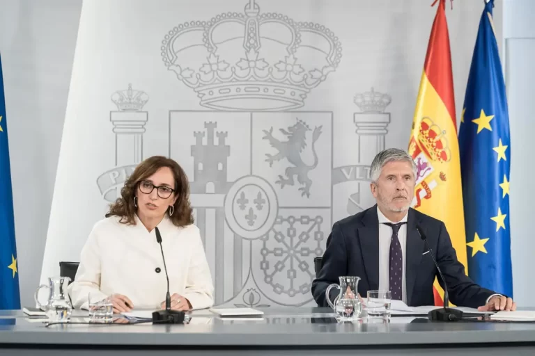 El barco MV Hondius llegará en tres días a Canarias y los 14 españoles serán evaluados en Madrid