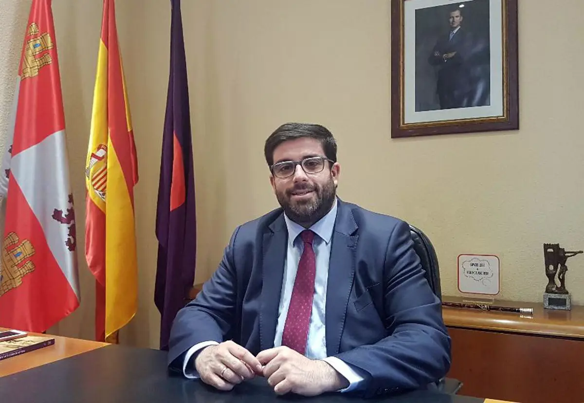 El alcalde de Ávila destituye a una concejal por falta de confianza tras presentarse a oposiciones