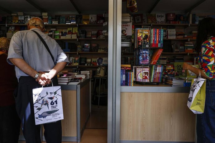 Varias personas durante la inauguración de la 61ª edición de la Fira del Llibre de Valencia en los Jardines del Real / Viveros