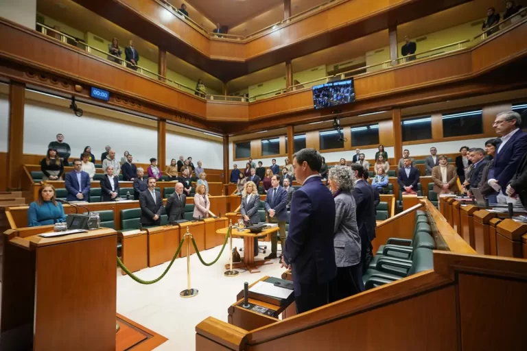 El Parlamento Vasco rinde homenaje a Carlos Garaikoetxea con un minuto de silencio