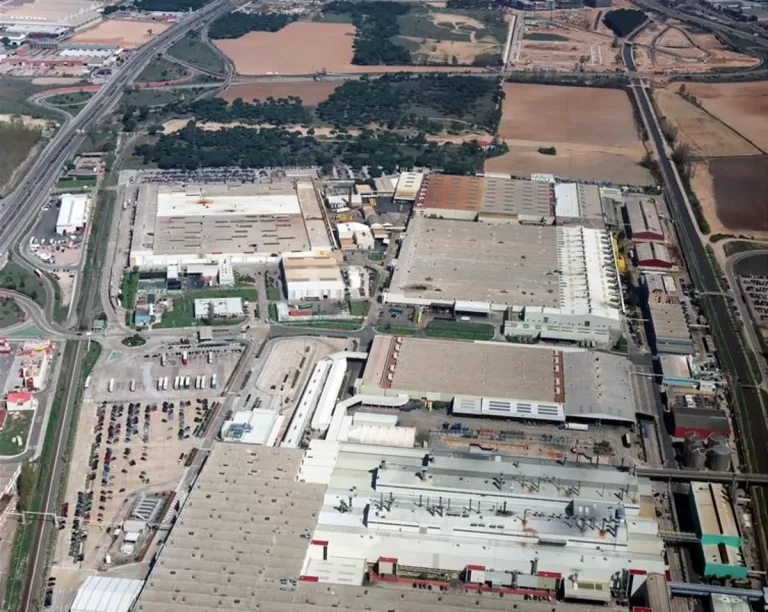 Renault frena la entrega de autos en España y ajusta su propuesta de convenio colectivo