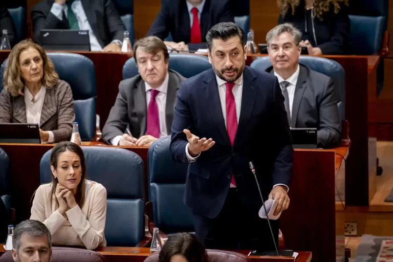 PP y Vox en la Asamblea acuerdan exigir a Sánchez "prioridad nacional" basada en el "arraigo real