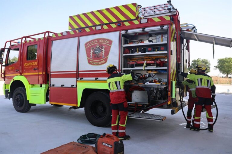 El fuego en una fábrica de cortinas en Ontígola activa a bomberos de seis parques distintos