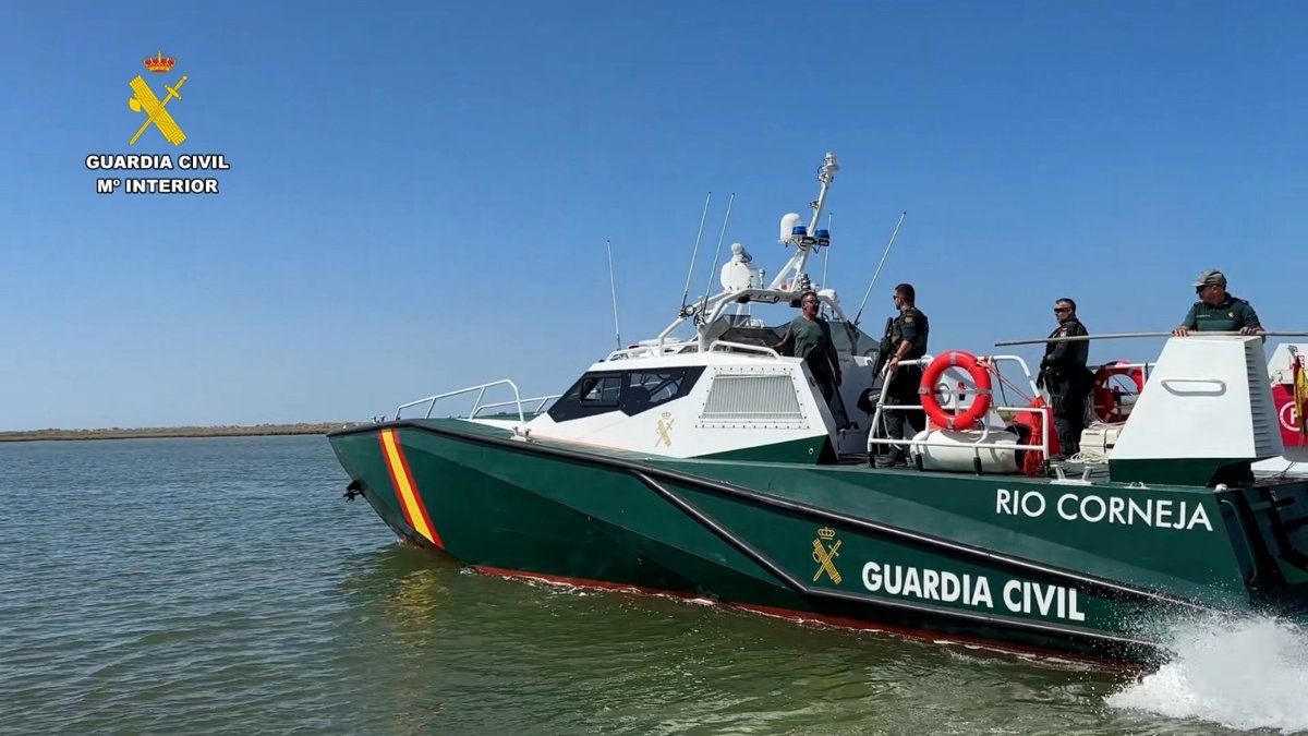 Fallecen dos guardias civiles en Huelva tras un accidente en una persecución de narcolancha.