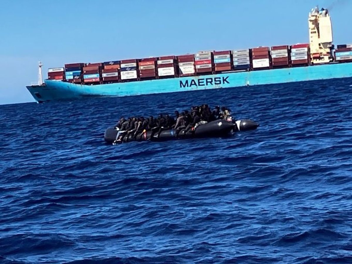 Salvamento Marítimo rescata una neumática con 65 inmigrantes al suroeste de Fuerteventura