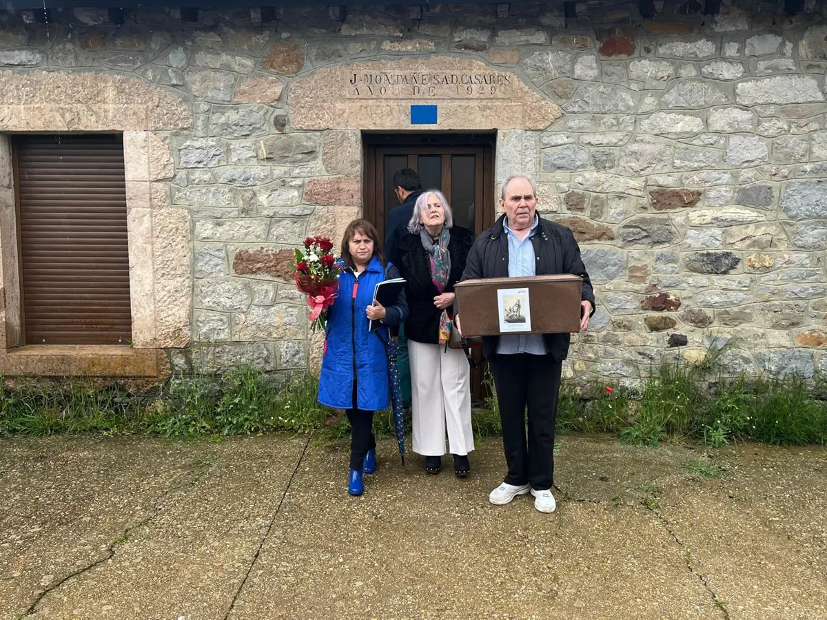 La ARMH entrega a los familiares en Casares de Arbas los restos de dos víctimas del franquismo