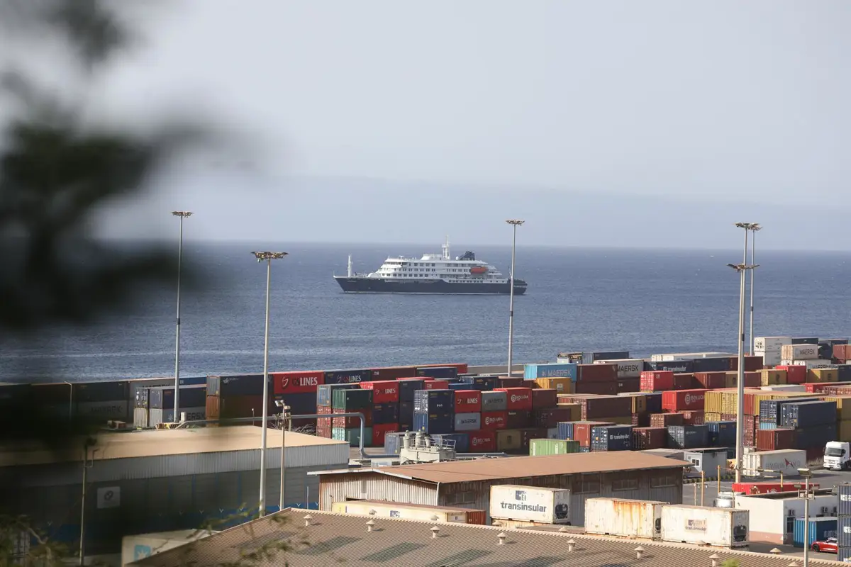 El MV Hondius atraca en el puerto de Granadilla, Tenerife, en una visita esperada por muchos