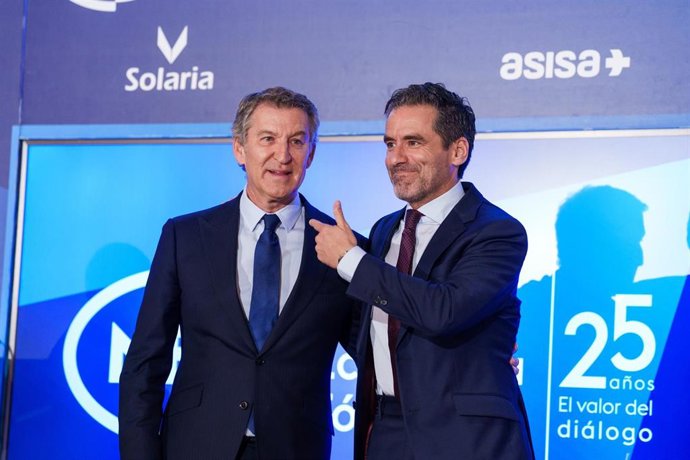 El presidente del Partido Popular, Alberto Núñez Feijóo, y el vicesecretario de Cultura y Deporte y portavoz nacional del PP, Borja Sémper, durante un desayuno informativo organizado por Nueva Economía Fórum.