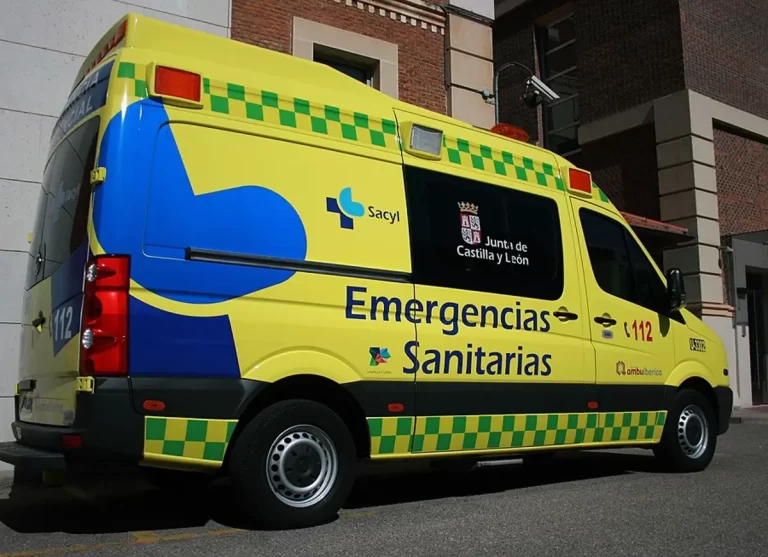 Accidente en la AP-1 a la altura de Quintanapalla, un coche cae de un puente y su conductor resulta