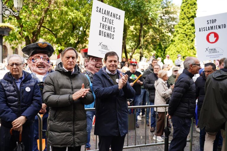 Miles de salmantinos se manifiestan en contra del "aislamiento ferroviario" y defienden su futuro