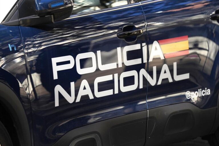 Madre deja a su hijo de 7 años solo en la calle mientras juega en un salón en Burgos