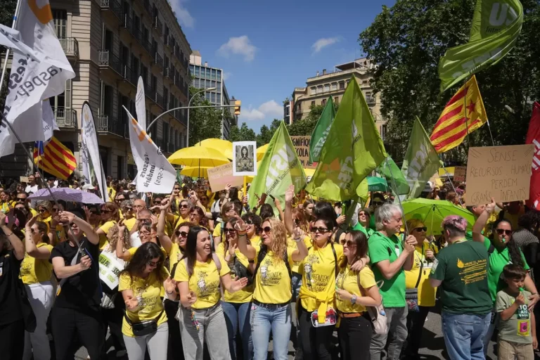 Unas 26.000 docentes protestan en Barcelona por mejores condiciones y en contra del acuerdo del
