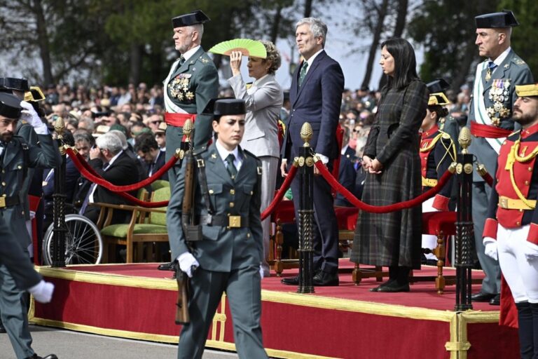 Marlaska interrumpe su discurso, dolido y rabioso, ante abucheos al recordar a los guardias civiles