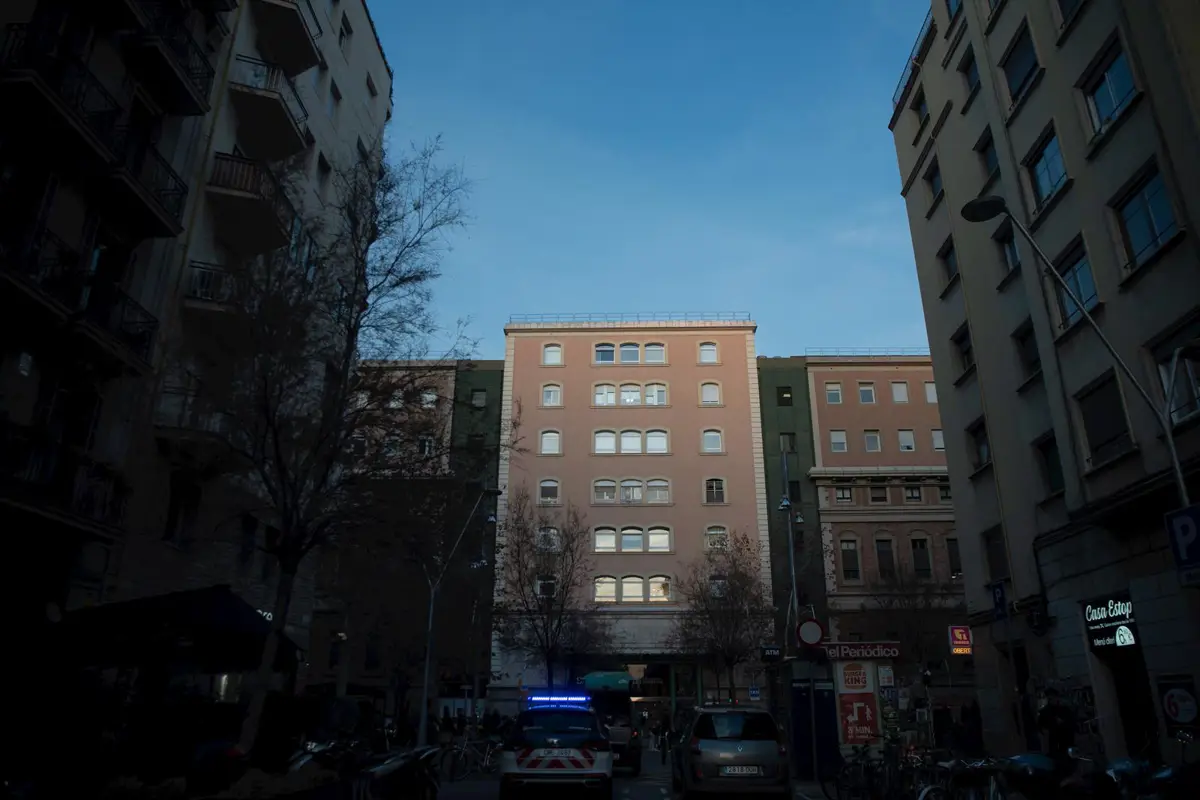 La mujer en el Clínic de Barcelona tiene un segundo resultado negativo en la prueba PCR