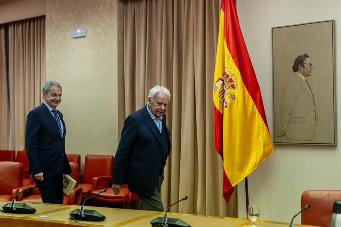 Archivo - Los expresidentes del Gobierno José Luis Rodríguez Zapatero (i) y Felipe González (d), durante la presentación del libro  'Discursos parlamentarios' de Alfredo Pérez Rubalcaba, en el Congreso de los Diputados, en Madrid (España).