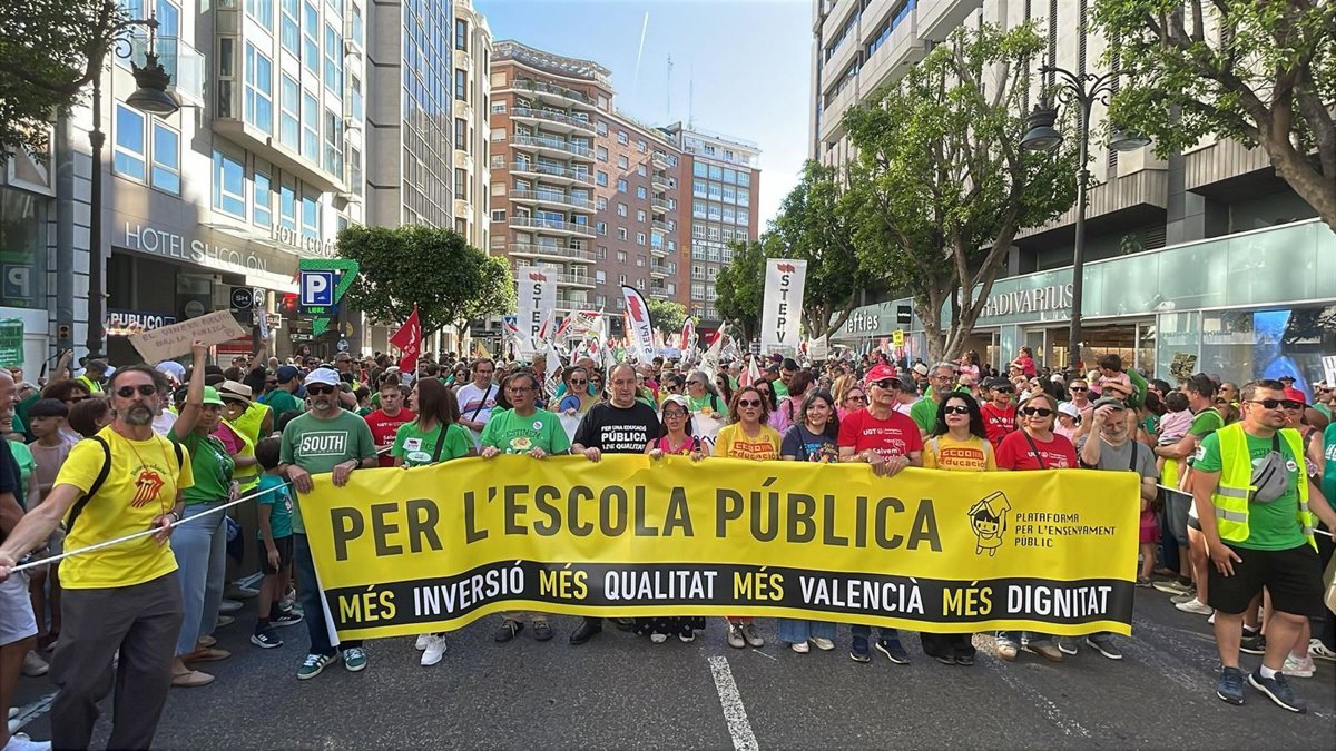 Una multitud de docentes y familias inunda Valencia tras 10 días de huelga para mejorar la